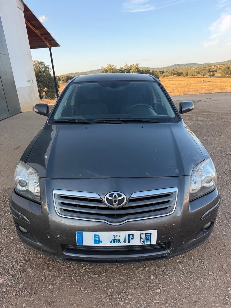 Toyota Avensis 2.2 d4D - foto 1