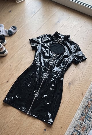 Mono de cuero negro con cremallera