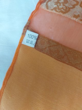 Fular naranja con cenefa dorada