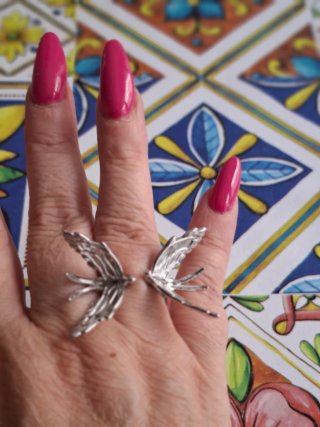 Anello due uccellini che si baciano, un accessorio
