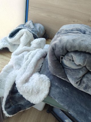 Manta reversible gris oscuro con lana