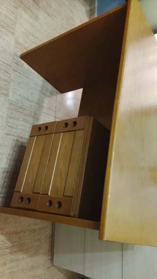 Escritorio de madera marrón