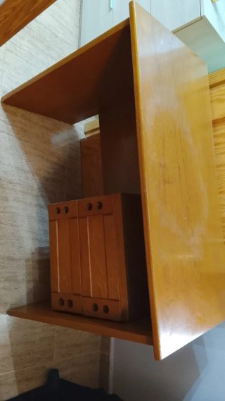 Escritorio de madera marrón