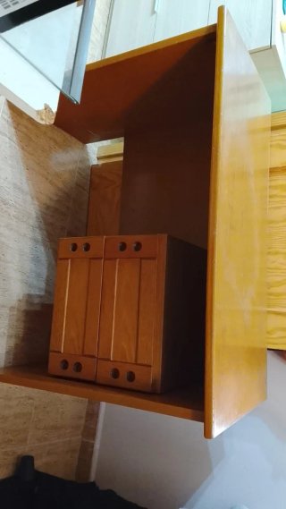 Escritorio de madera marrón