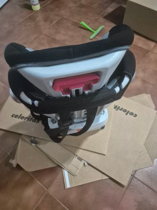 Silla con isofix hasta 140cm de altura. Adaptada.