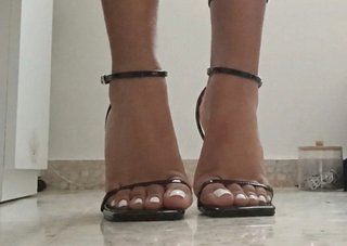 Tacones negros de tiras