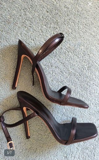 Tacones negros de tiras