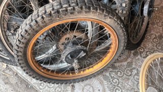 Llanta trasera dorada 18 ciclomotor