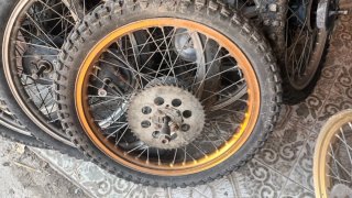 Llanta trasera dorada 18 ciclomotor