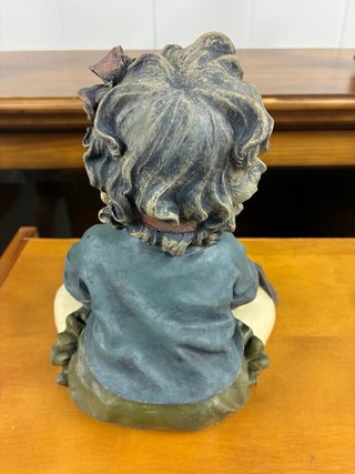 Figura de niño sentado