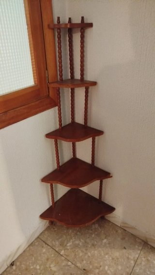 Estantería rinconera de madera