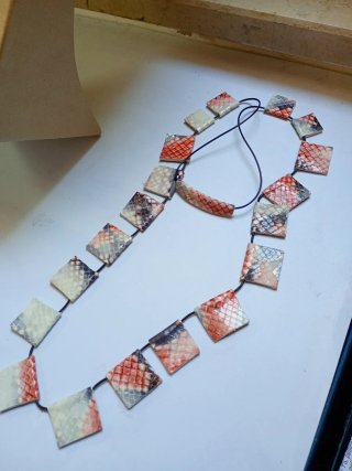 Set 2 collane in pelle marrone e rosso
