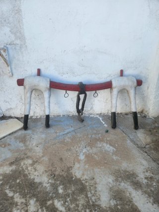 Yugo de madera y cuero