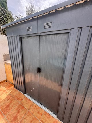 Caseta metálica exterior gris
