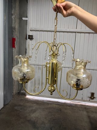 Lámpara de techo dorada con cristales