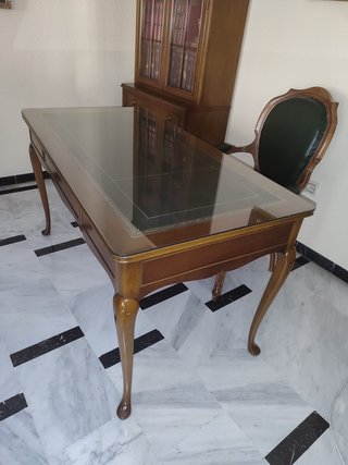 Mesa de despacho y sillón clásicos