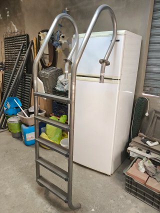 Escalera de piscina metálica de aluminio.