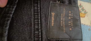 Pantalones vaqueros negros con bordado de flores