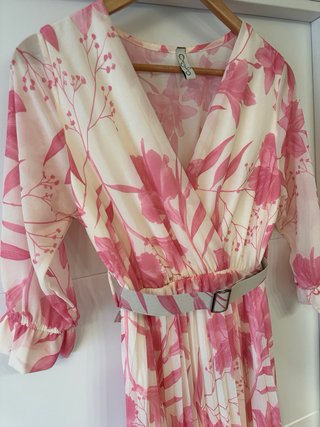 Vestido rosa floral con cinturón