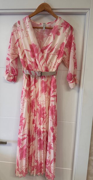 Vestido rosa floral con cinturón