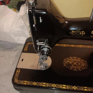 Máquina de coser vintage con motor