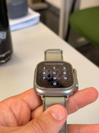Apple Watch Ultra 2 gris en muy buen estado.