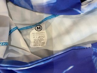 Mallas cortas deportivas azules y blancas