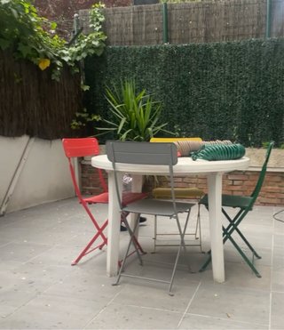 Tavolo rotondo in plastica per terrazzo