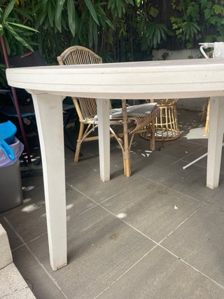 Tavolo rotondo in plastica per terrazzo
