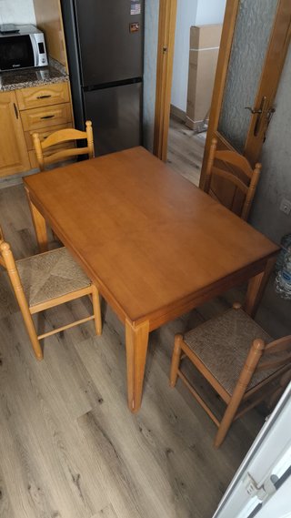 Mesa y 4 Sillas Madera Maciza extensible