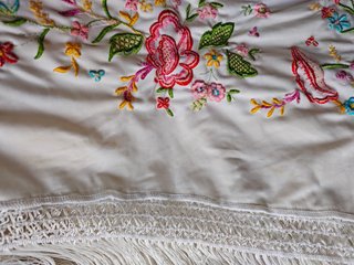 mantón de Manila pañuelo blanco mediano flores
