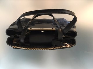 Bolso Negro Guess Flores Bordadas