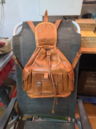 Mochila de cuero marrón
