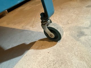Tavolo ausiliario IKEA blu con ruote