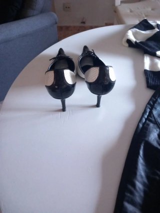 Falda negra poliéster + zapatos y jersey