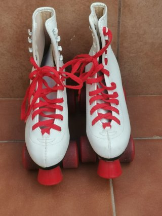 Patines Artísticos Blancos con Cordones Rojos