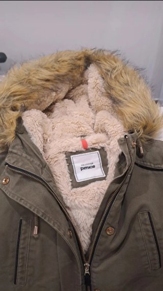 Chaqueta verde con capucha y pelo