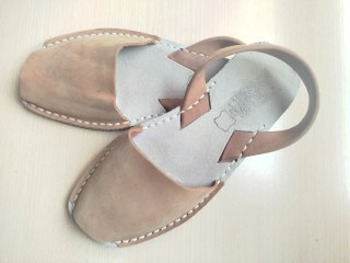 Albarcas de cuero hechas a mano