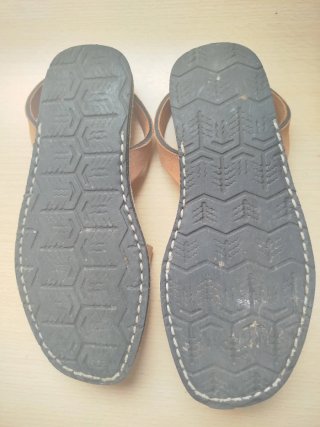 Albarcas de cuero hechas a mano