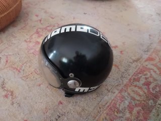 Casco de moto negro con visera