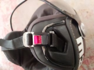Casco de moto negro con visera