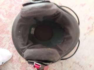 Casco de moto negro con visera