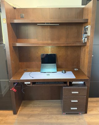 Scrivania in legno con scaffali