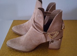 Botines Beige con Cadena Dorada