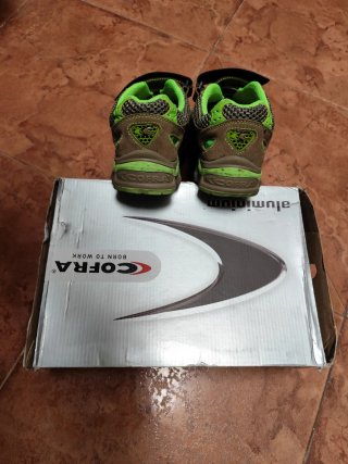 Zapatos de seguridad / trabajo.