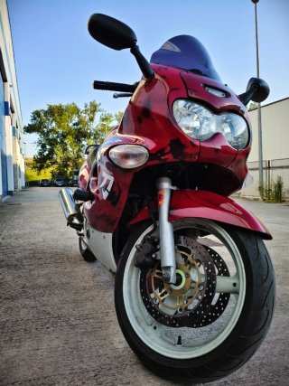 Suzuki Katana Roja y Negra 2001