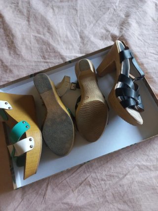 Sandalias de cuña blancas y negras