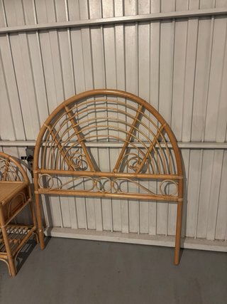 Conjunto cabecero y mesita de mimbre