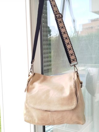 Bolso piel crema solapa cierre cremallera
