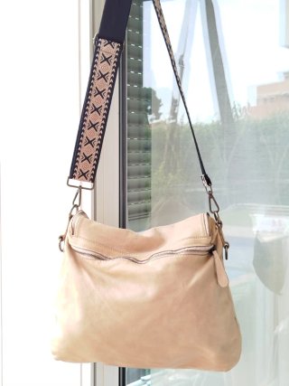 Bolso piel crema solapa cierre cremallera